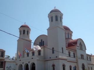 L’église des Quatres Martyrs. Elle tire son nom de des quatre martyrs Aggelis, Manouil, Georgios et Nikolaos, dont les ossements sont maintenant conservés dans le sous-sol de l’église. C’est l’un des principaux monuments modernes de la ville. Construite en 1975, elle se trouve près du jardin public sur le site d’une ancienne église orthodoxe.