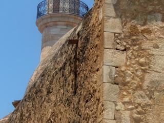 Le grand minaret à côté de la mosquée a été construit en 1890 et caractérise le paysage urbain de la vieille ville. Le minaret devait, selon les ordres, "être le plus beau minaret de l’OrientLe grand minaret à côté de la mosquée a été construit en 1890 et caractérise le paysage urbain de la vieille ville. Le minaret devait, selon les ordres, “être le plus beau minaret de l’Orient”. C’est le plus haut minaret de Réthymnon et peut-être le mieux préservé en Crète. C’est le plus haut minaret de Réthymnon et peut-être le mieux préservé en Crète.