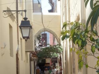 Il fait bon déjeuner dans les ruelles ombragées.