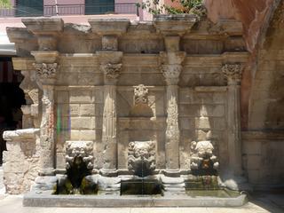 La fontaine Rimondi se situe dans le centre de Rethymnon, sur la place Petychaki. Elle a été construite en 1626 par le gouverneur vénitien Rimondi en raison du manque d’eau potable. L’eau coule par les trois têtes de lion, dans trois bassins. Cette fontaine est l’un des meilleurs témoins de l’ancienne gloire vénitienne de la ville; elle sert encore de l’eau fraîche aux passants.