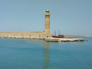 Le phare égyptien de Réthymnon est le deuxième plus grand phare égyptien en Grèce, le premier se trouvant à La Canée. Il se trouve au milieu du port vénitien. Les noms, différents, du phare et du port peuvent sembler déroutants, mais le phare égyptien a été construit dans les années 1830, à l’époque où l’empire ottoman contrôlait l’île et la céda aux Égyptiens. La structure elle-même comporte des éléments orientaux et rappelle un minaret. On pense qu’un ancien phare vénitien a existé à cet endroit. En 1864, le phare passa sous la supervision de la société française des phares mais n’est, aujourd’hui, plus en service. La hauteur totale du phare est de 9 mètres.