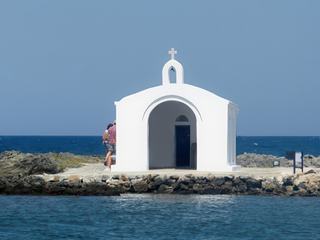 L'adorable chapelle Agios Nikolaos (Saint Nicolas de Georgioúpoli, un édifice étonnant situé au bout d’une jetée. Son architecture est typique de l’architecture grecque, avec ses murs d’un blanc immaculé.