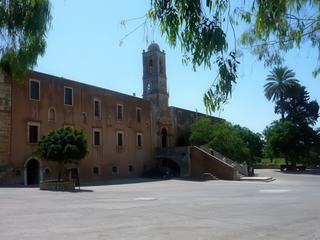 L’entrée principale du monastère. Le porche d'entrée est surmonté d'un clocher élancé.