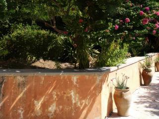Partout des fleurs et des arbres décorent agréablement le lieu, où il fait bon s'attarder.