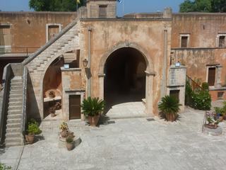 Vue sur la cour intérieure vers l'entrée du monastère.