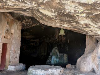 A l'intérieur de cette vaste grotte, au centre, on peut voir un puits rectangulaire creusé dans la roche.