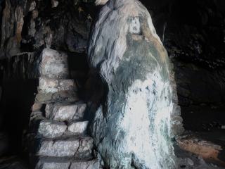 Dans la première salle, une stalagmite imposante ressemblant (avec un peu d'imagination) à un ours et la citerne. Malheureusement cette concrétion a été blanchie à la chaux modifiant ainsi l'aspect initial de cette forme insolite créée par la nature et retravaillée par l'homme dans l'antiquité.