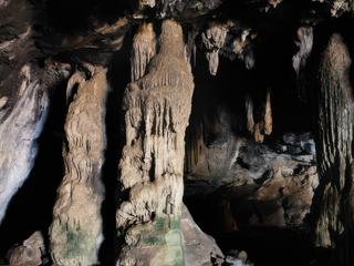 Stalactites et stalagmites.