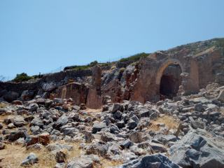 Près de la grotte, des bâtiments où des moines auraient habité.