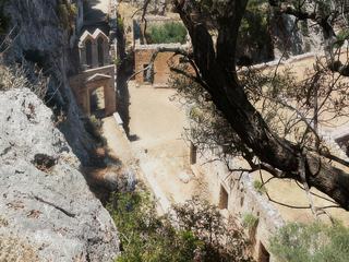 Enfin nous apercevons les ruines du monastère.