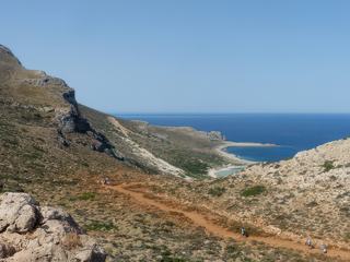 Au bout d'un kilomètre depuis le parking, nous commençons à découvrir le lagon de Balos. Descendons encore un peu...