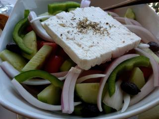 Notre traditionnelle salade crétoise avec sa généreuse part de féta.