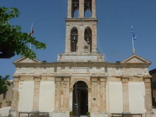 Passée l'entrée, on découvre la cour intérieure du monastère. Au centre de celle-ci, du côté est, l'église dédiée à la Dormition de la Vierge (fête le 15 août) possède une nef unique et un dôme dans sa conception initiale. Ce n'est que par la suite, au XIXe s, qu'ont été rajoutés l'avant nef, le clocher et les chapelles latérales d'Agios Nikolaos et d'Agios Haralambos.
