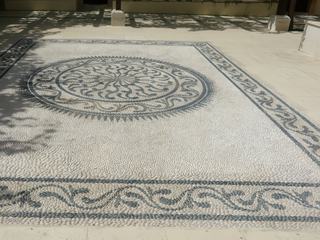 Des tapis de galets décorent le sol de la terrasse.