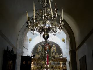 L'intérieur de l'église est richement décoré.
