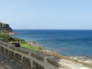 Sur la bordure de la terrasse ce sont des boulets de canon.