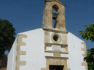 Sur la route nous traversons quelques petits villages et tombons sur cette chapelle qui est ouverte, allons voir...