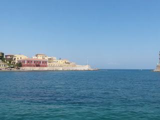 Tout au fond, à gauche, le musée de la Marine, de couleur ocre rouge. En face, le phare du XVe s.