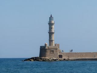 Fondé par les Vénitiens, il couronne dignement le site portuaire. La communauté égyptienne de l'empire ottoman, fortement implantée au XIXe s., l'a remanié comme un minaret en 1832.