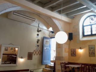 C'est dans le quartier de Topanas que nous déjeunons dans le restaurant Tamam. Il est situé dans un ancien hammam turc (1645). Les murs sont d'origine et les tables sont dressées dans le petit bassin vide, bien sûr.