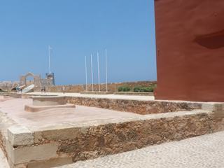 Malheureusement, le musée est fermé, nous traversons la cour de l'intérieur du fort.