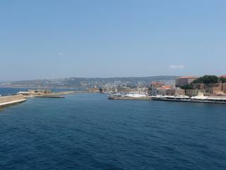 Vue sur le phare depuis la cour du fort.