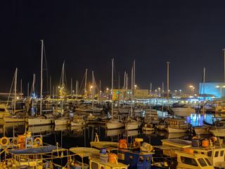 Vue nocturne sur le port et le fort d'Héraklion.