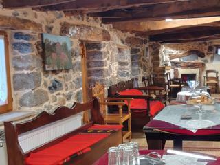 Le monastère de Koudouma offre le gîte et le couvert aux personnes de passages. Autour d'un repas simple mais très bon, nous passerons une bonne partie de la soirée à échanger avec lui.
