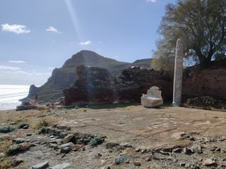 Le site de Levin, à Lendas. Il reste deux colonnes encore debout sur les 16 du temple d'origine.