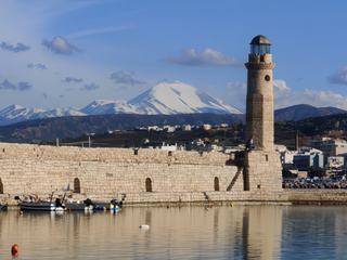 Le phare égyptien de Réthymnon, au fond les montagnes enneigées.