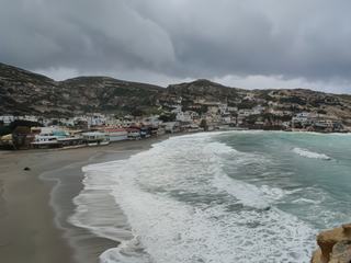 Efin une éclaircie sur la plage de Matala.