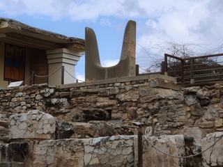 Réplique de cornes sacrées par Evans à Knossos. On peut voir des cornes originales au musée d'Héraklion.