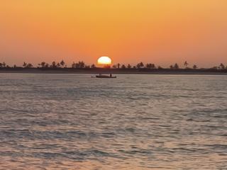 Morondava, ville tournée vers la mer, sa pêche et ses levers/couchers de soleil