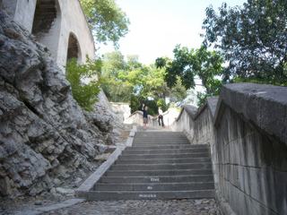 Les marches pour arriver au Rocher des Doms