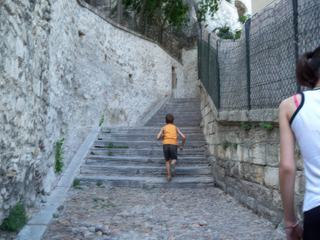 L'escalier pour monter au rocher des Doms