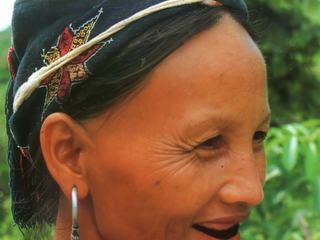 Cette dame a les dents laquées de noir. Bien que cette tradition se perd, de nombreuses femmes arborent encore ce sourire, attribut de leur beauté. Photo de Mr Tuyet Minh.