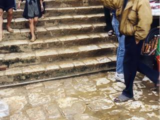 Famille de Hmongs noirs à Sapa. Nous avons le sentiment que les peuples montagnards ne sont pas très bien considérés par les autres vietnamiens qui vivent à Sapa. Peut-être cette éternelle rivalité entre le citadin et le paysan ?....