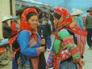 Ces jeunes femmes sont des Hmongs "fleuri". Cette photo est l'oeuvre de Mr Thông Chaû.
