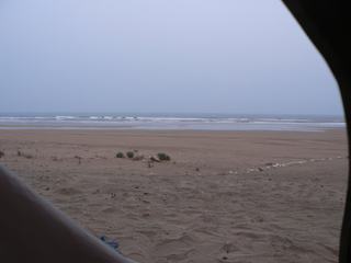 Après une seconde nuit sous la tente, nous l'ouvrons et nous découvrons un petit matin brumeux mais splendide.