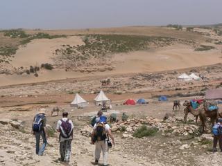 Dernier bivouac sur les hauteurs, près d'une rivière, dans les coassements des grenouilles. En blanc, les tentes où l'on mange, et en bleu et rouge les "chambres".