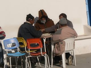 Une petite partie de dominos au café.