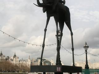 Exposition de Salvatore Dali, sur les bords de la Tamise