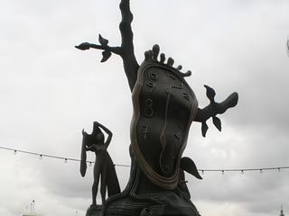 Exposition de Salvatore Dali, sur les bords de la Tamise