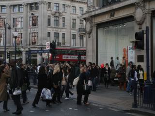 La foule dans les rues commerçantes de Londres, le samedi