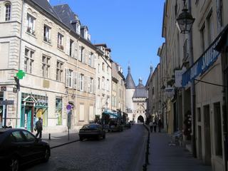 La Grande Rue avec la Porte de la Craffe au bout