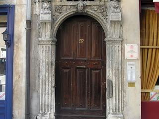 Porte renaissance blasonnée