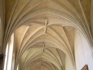 Intérieur de l'église des Cordeliers : le voûtement sur croisées d'ogives.