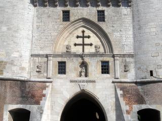 La Porte de la Craffe avec sa porte ogivale surmontée d'un machicoulis
