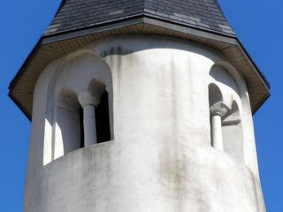 Tour de la Commanderie. Les baies géminées romanes.