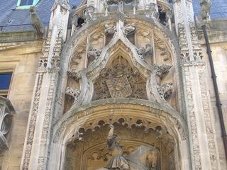 Palais Ducal : la porterie surmontée d'un décor renaissance avec la statue équestre du duc Antoine de Lorraine.